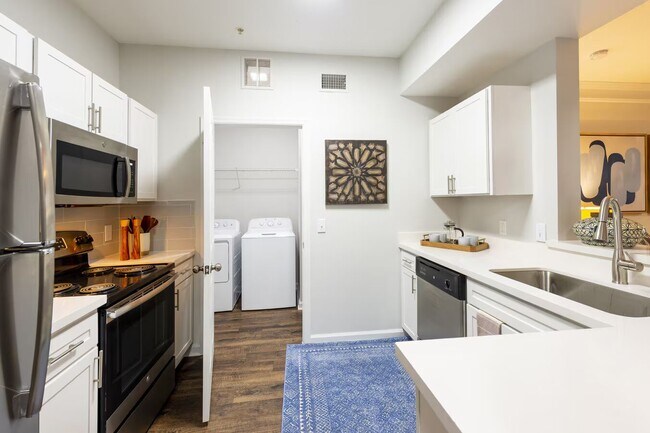 Foto del edificio - Your Luxury Lifestyle Begins Here!