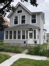 Building Photo - 914 Lawson Ave E
