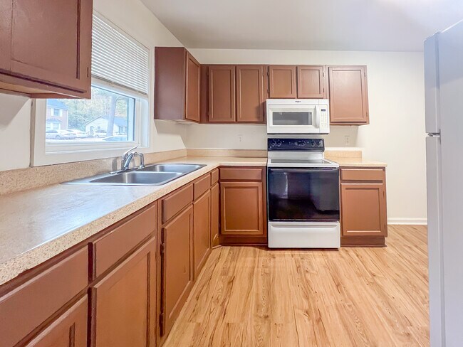 Foto del edificio - 24 Fox Hill Dr