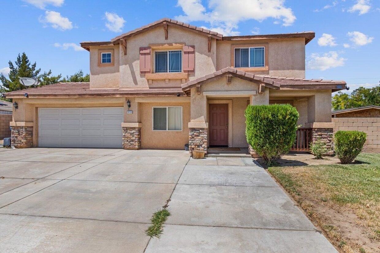 Foto principal - Huge 4 bed and 3 bath with bonus room and ...