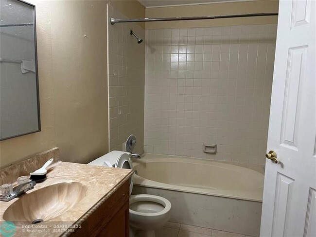 Building Photo - 1821 Racquet Ct