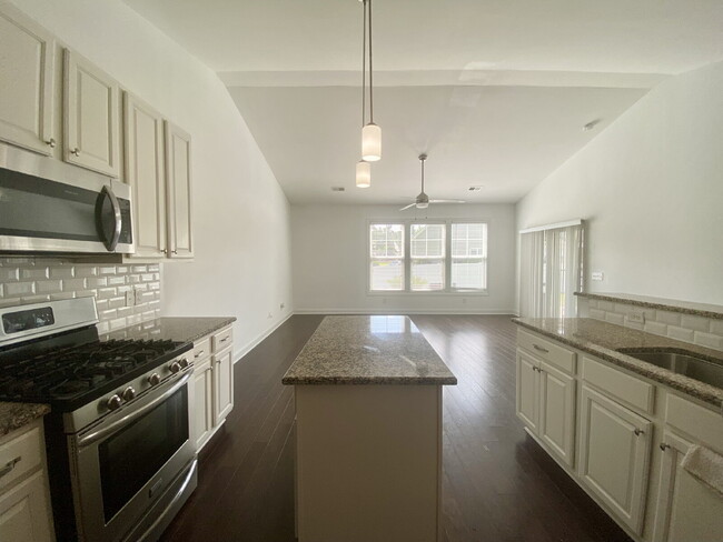 Building Photo - Spacious Three Bedroom Town Home! Located ...