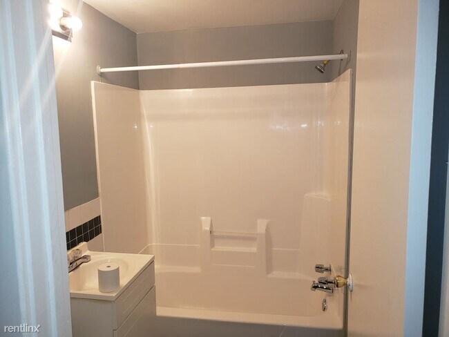 Building Photo - Studio, 1 bath  - 1753 W 95th St 1753-202