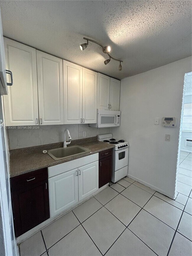 Foto del edificio - 1045 N Andrews Ave