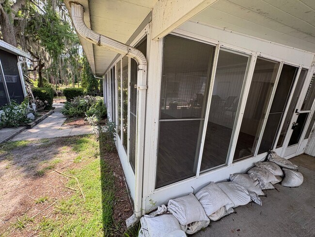 Foto del edificio - Tavares 1 Bed 1 Bath Waterfront Mobile Home