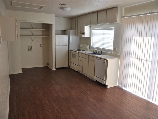 Building Photo - 3 br, 2 bath Duplex - Aurora Court 504