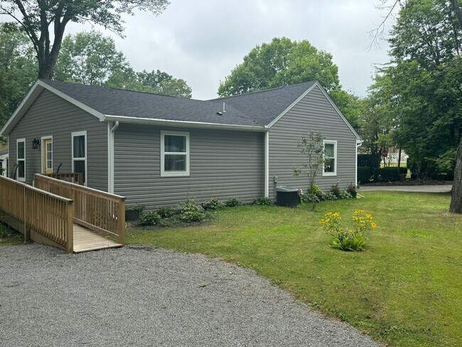 Foto del edificio - 3 Bedroom House with A/C