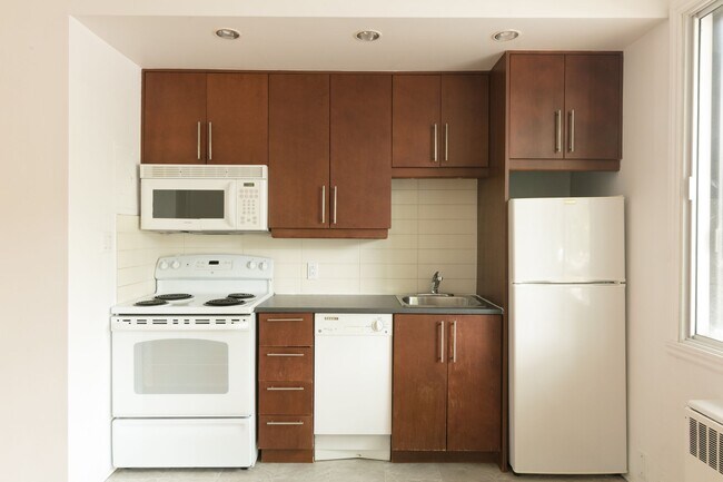 Building Photo - 3010 Av. Van Horne