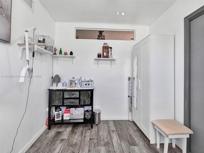 Foto del edificio - 2858 Pine Tree Dr