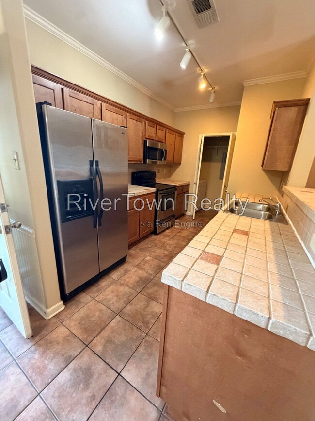 Building Photo - 645 Gookin Pl