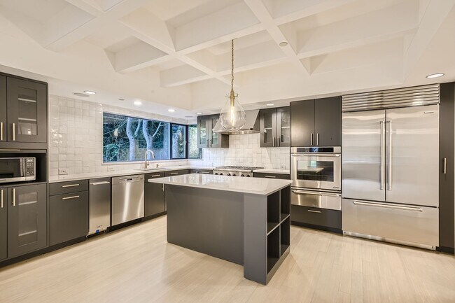 Building Photo - Beautiful Oasis in Medina, Available Now