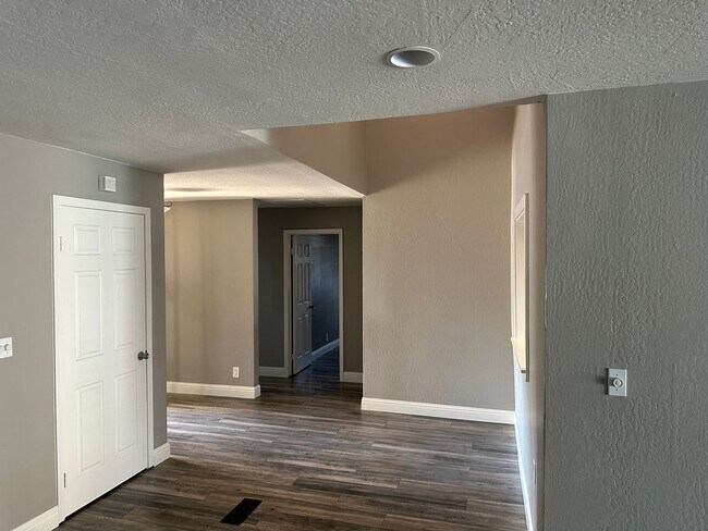 Foto del edificio - 1472 Willow Lake Rd