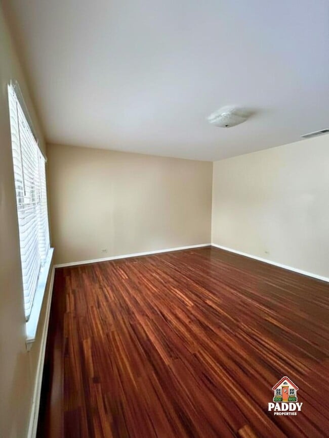 Building Photo - 411 Redbud Ln