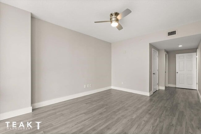 Foto del edificio - 322 E Central Blvd