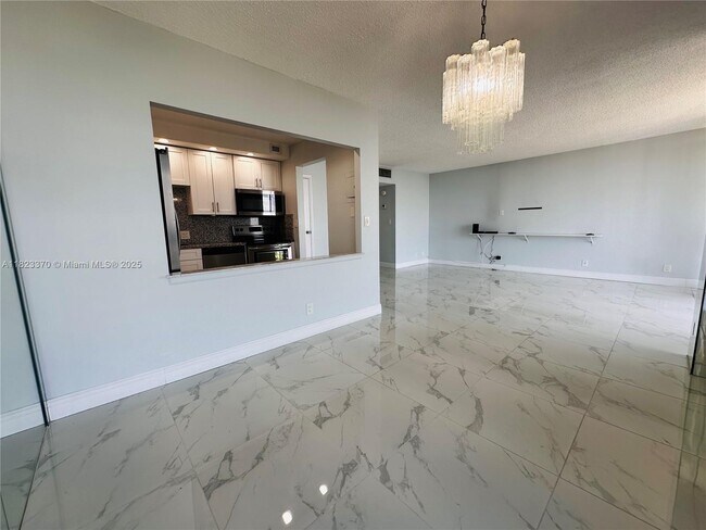 Foto del edificio - 20335 W Country Club Dr