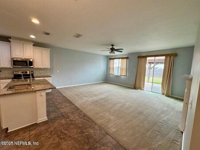 Foto del edificio - 11745 Lake Bend Cir