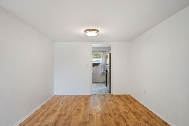 Foto del edificio - 3 to 4 Bed/3 1/2 Bath. Pet friendly.  Reserved Parking