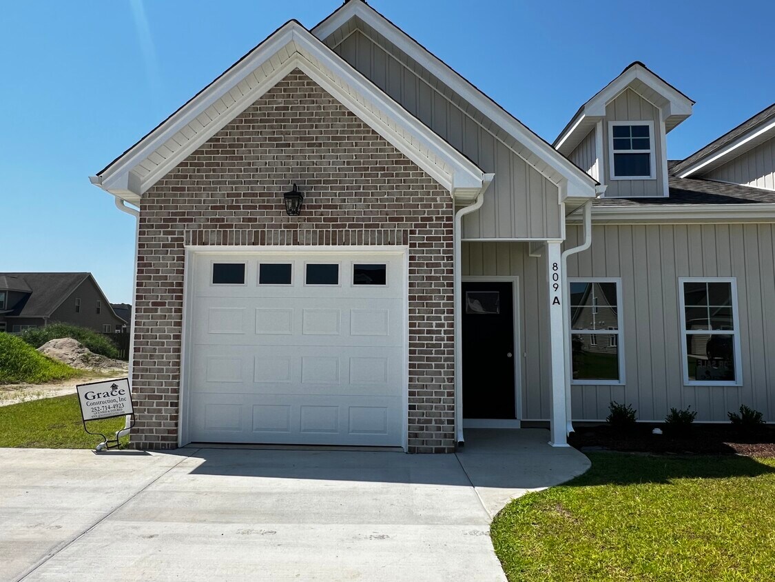 Foto principal - 809A Sarah Rebecca Dr