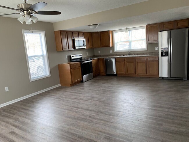 Foto del edificio - 3 Bed 2 Story 1.5 Bathroom Duplex Available