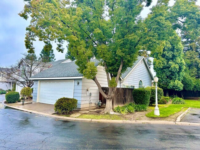 Building Photo - Large North Fresno condo near Woodward Park
