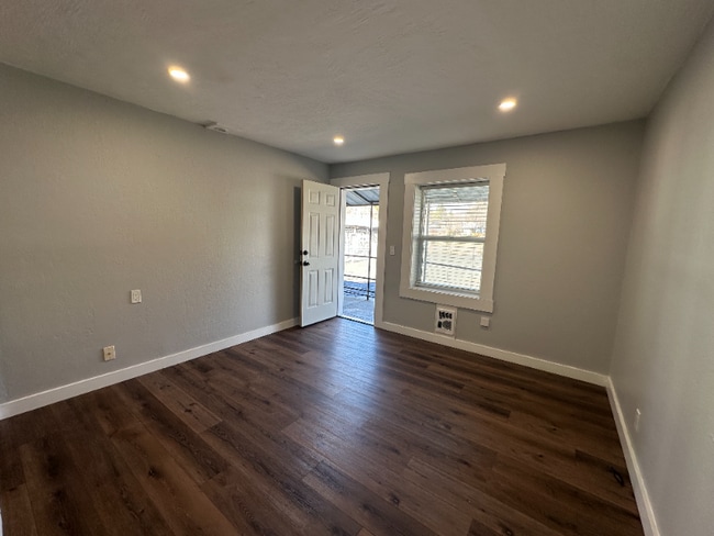 Foto del edificio - 2001 Biehn St