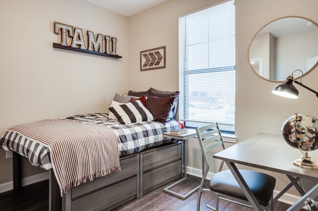 4BR, 4BA Flat - 1,282SF - 2818 Apartments - Historical Acess