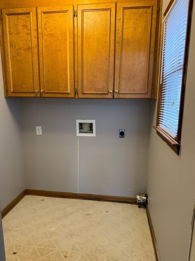 Laundry room - 102 Rock Knoll Dr