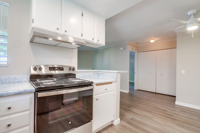 Building Photo - Beautiful one bedroom, one bathroom, lower...