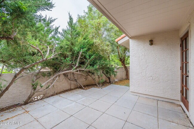 Foto del edificio - 7800 E Lincoln Dr