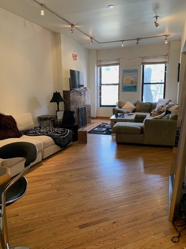 Building Photo - 711 W Briar Pl