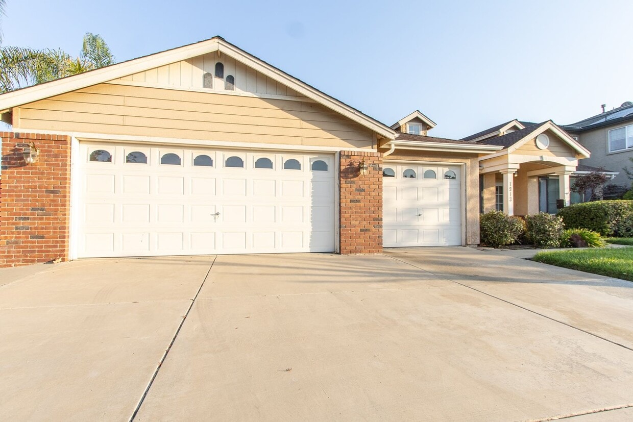 Primary Photo - 4 Bedroom 2.5 bath!