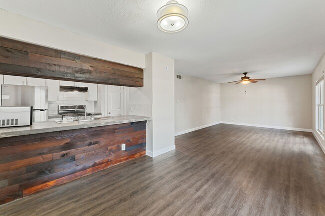 Foto del edificio - 5005 Manor Rd