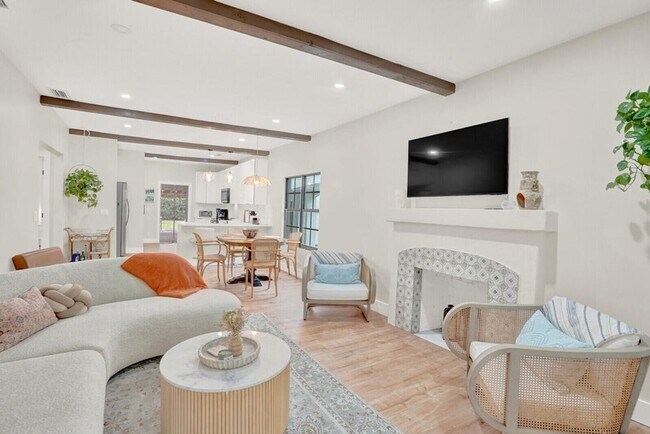 Building Photo - 727 Fernwood Dr