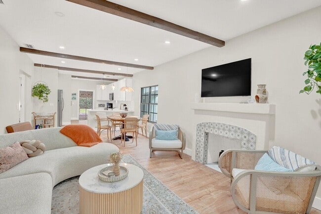 Foto del edificio - 727 Fernwood Dr