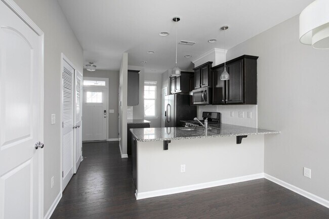 Foto del edificio - Available mid-July - Adorable 3 Bed 2.5 Ba In Great Location! First Floor Master!