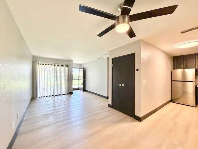 Building Photo - AVAILABLE NOW!! GORGEOUS 1 Bedroom 1 Bathroom - First Floor Condo in Palm Springs!! MOVE IN SPECI...