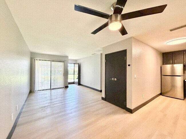 Foto del edificio - AVAILABLE NOW!! GORGEOUS 1 Bedroom 1 Bathroom - First Floor Condo in Palm Springs!!