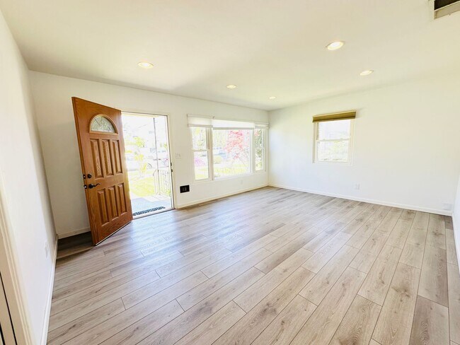 Building Photo - 3 bedroom, 2 bath detached house with larg...
