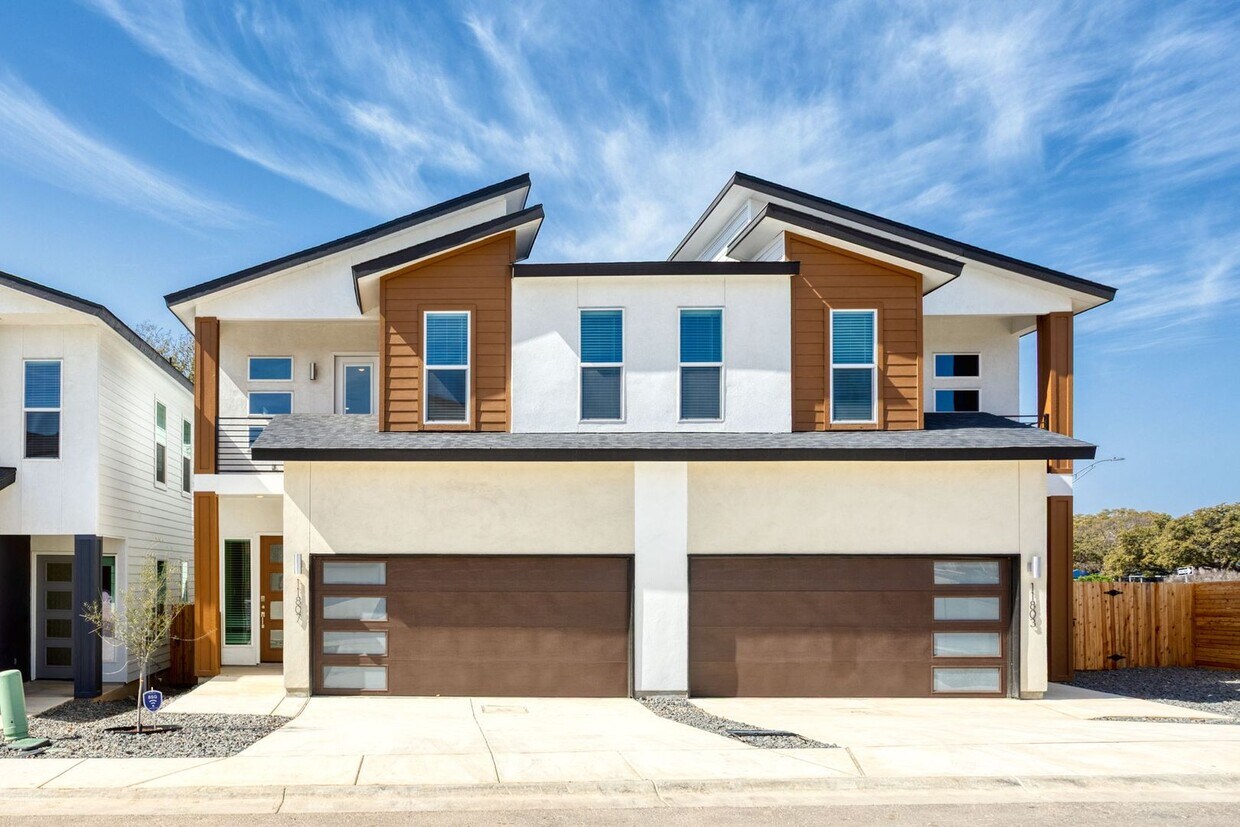 Primary Photo - Luxury 3/2.5 Brand New Home