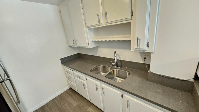 Building Photo - 545 Hayworth Ave