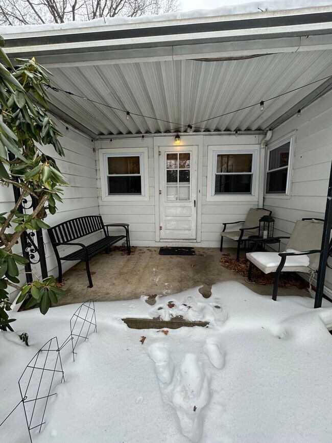 Foto del edificio - 4 Bed, 2 Bath House - ALL UTILITIES INCLUDED