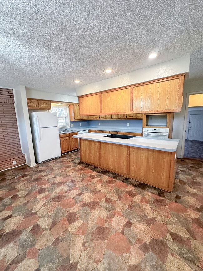 Building Photo - 924 NW Runyon Rd