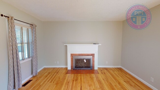 Building Photo - 830 NE Sunrise Ln