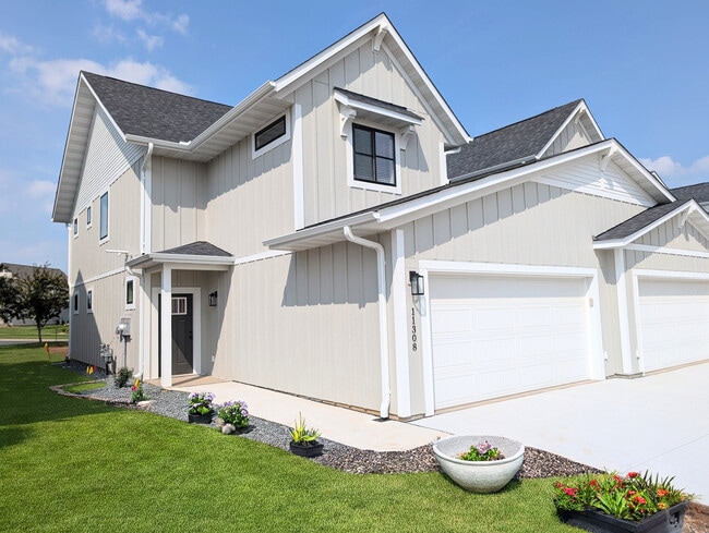 Foto del edificio - Woodhelm Townhomes
