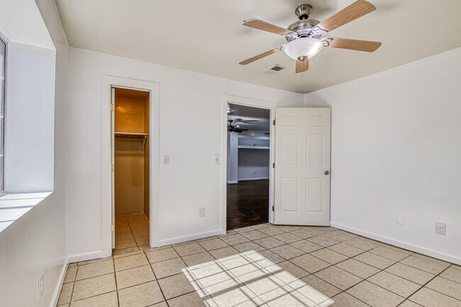 Foto del edificio - 8613 Kingsway Dr