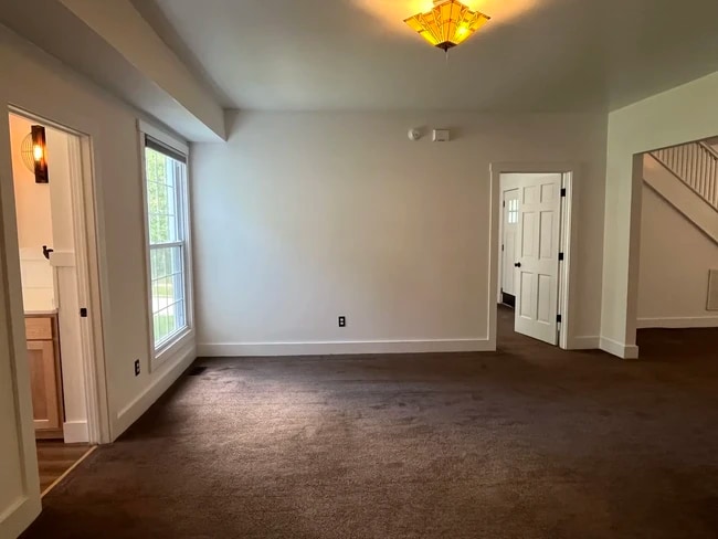 Building Photo - 723 E 10th St