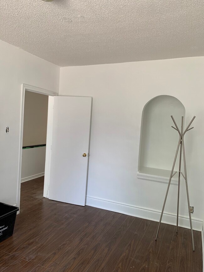 Building Photo - 213 Kent St