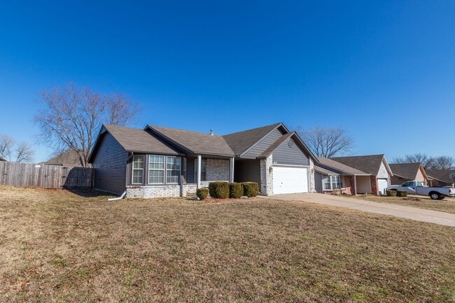 Building Photo - 3 Bed | 2 Bath in Broken Arrow!