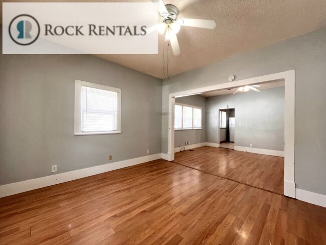 Building Photo - 2 Bed 1 Bath with Off Street Parking