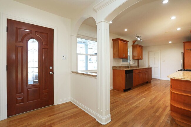 Building Photo - 409 Lexington Dr